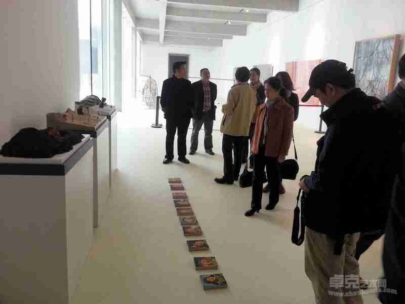 廖雯老师在向观众介绍我的作品