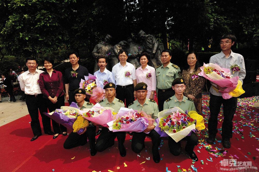 与广州市副市长徐志彪、越秀区区委书记贡儿珍以及四名战士及其领导等在雕塑前合影