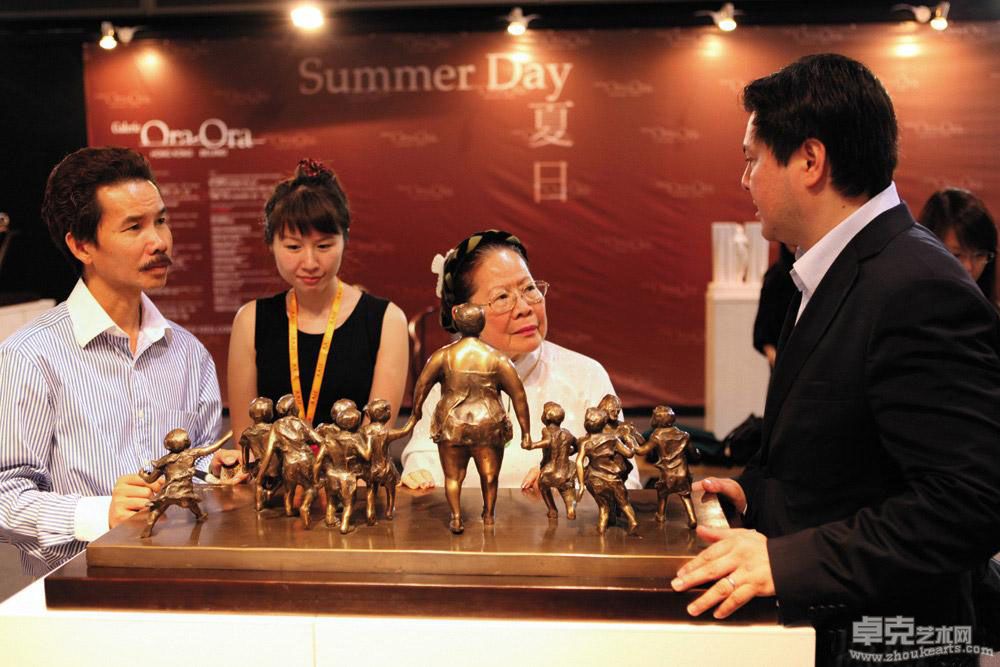 许鸿飞雕塑展香港会议展览中心许鸿飞和收藏爱好者