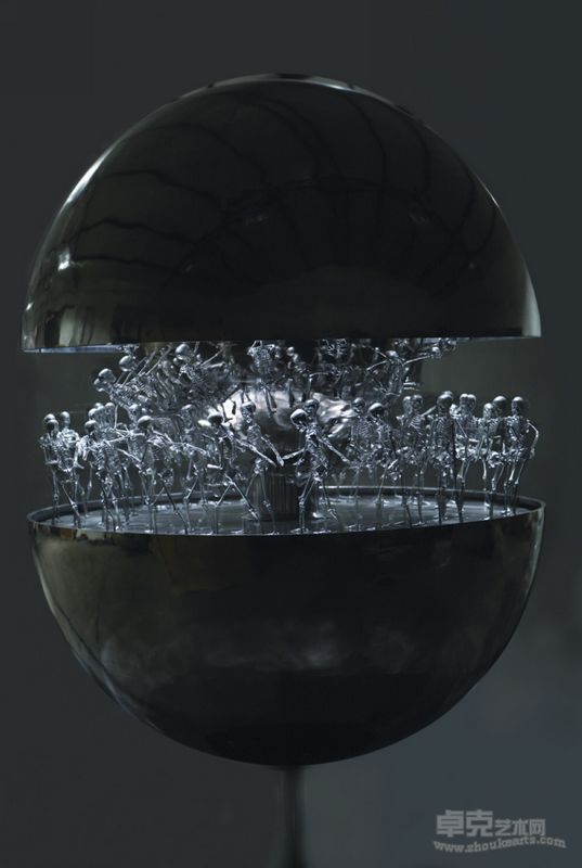 许仲敏作品-蛋形No2 Eggshaped No.2 不锈钢 PVC雕塑玻璃 机械转轴 Stainlesssteel,pvc,strobe lighe mechanism 110cm(W)x210cm(h) 2006