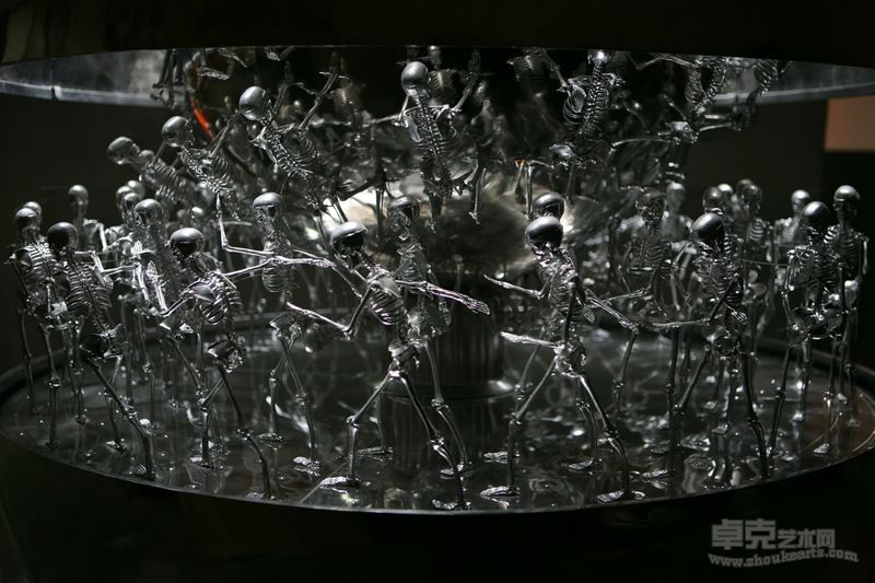 许仲敏作品-蛋形No2 Eggshaped No.2 不锈钢 PVC雕塑玻璃 机械转轴 Stainlesssteel,pvc,strobe lighe mechanism 110cm(W)x210cm(h)  2006