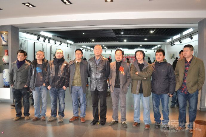 我们的合影：徐加存、屠鸿辉、郝世明、狄东占、刘进安、王牧羽、樊杰颖、赵飞、姜浩
