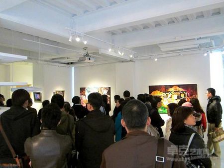 与会者聆听曾郁嘉导览作品