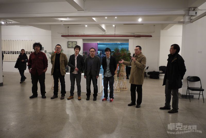 开幕式策展人李帆发言