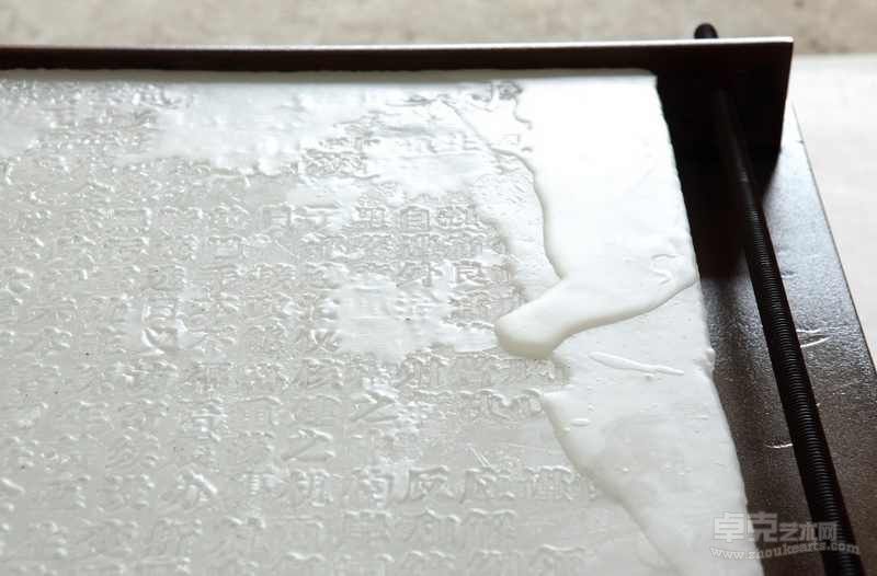 王强《模糊的读本》，尺寸600X750，材质-钢、蜡