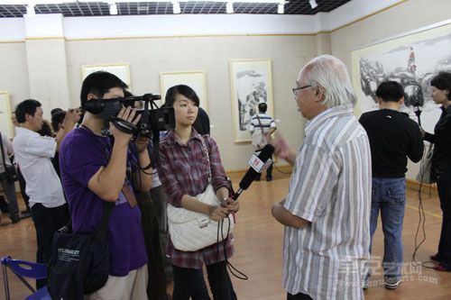 杜大恺先生在参观徐豪画展