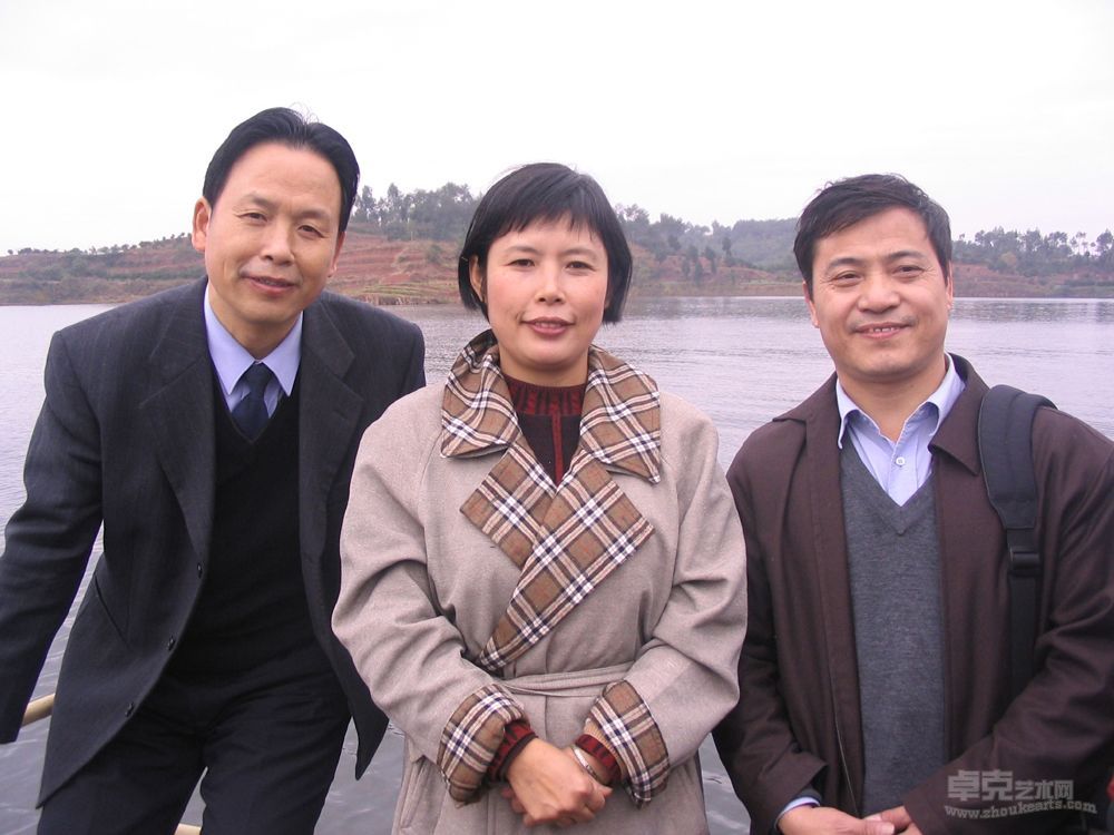 良师益友——谢泰伟、刘起伏（右）陪全国著名画家姚思敏（中）畅游黑龙滩