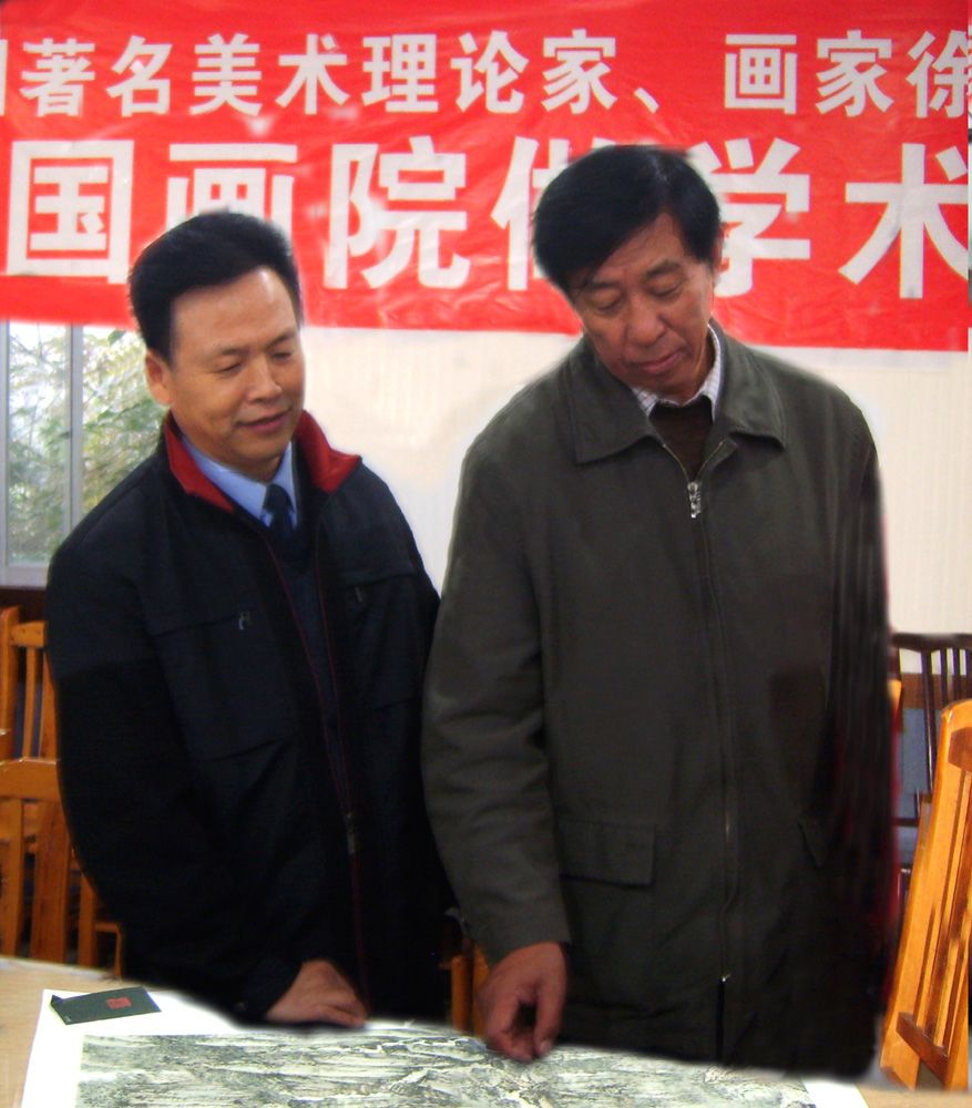 2008年11月，谢泰伟与全国著名美术理论徐恩存先生（右）切磋画理