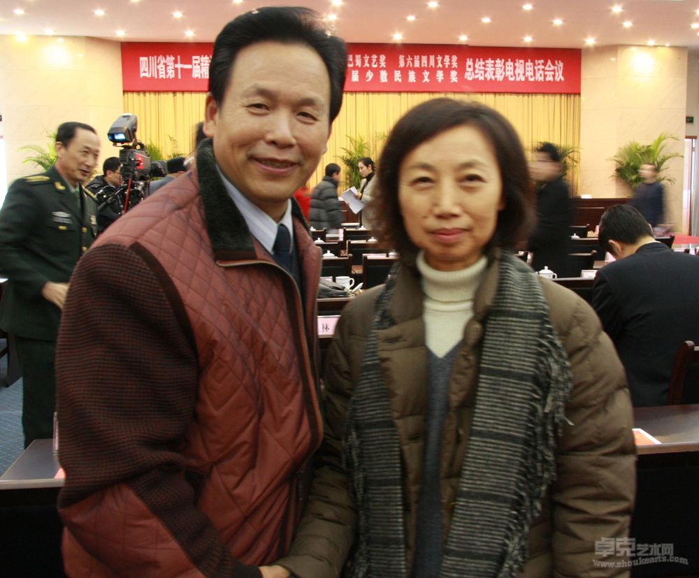 2010年1月，在“四川省第六届巴蜀文艺奖”颁奖会上与省美协主席阿鸽（右）合影