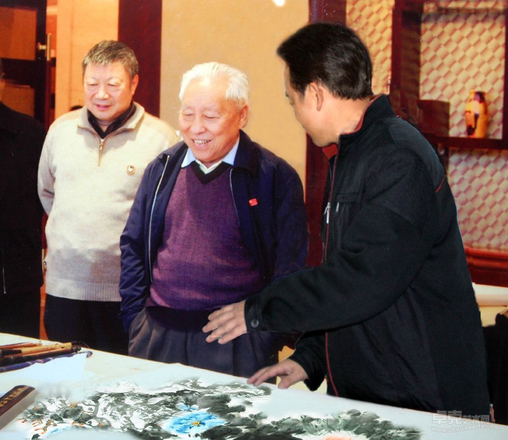 2010年3月，谢泰伟（右一）应邀为德高望重的老领导作画