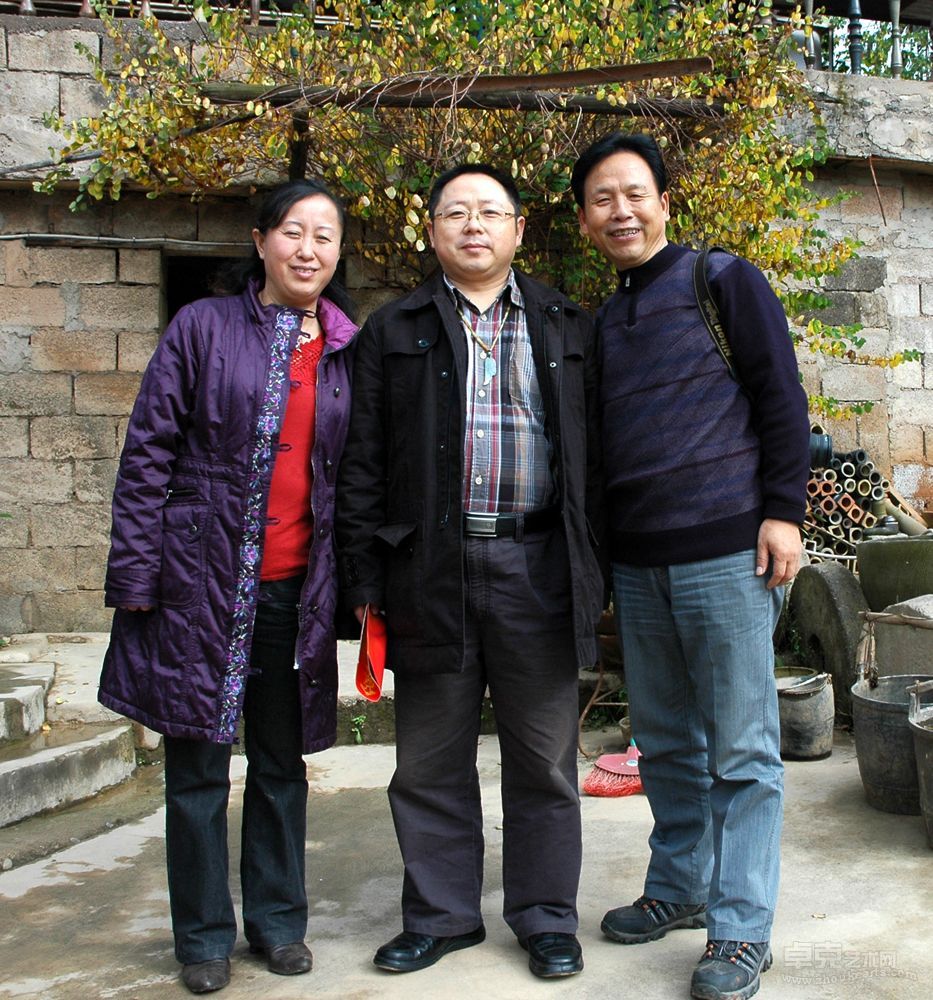 2010年11月，与四川省艺术促进会秘书长李杰（中）、巴蜀书画院长李鲤（左）合影于会理