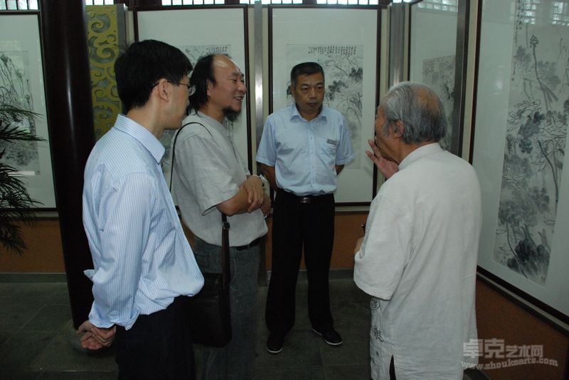 张继馨先生优评洪大亮画展，左起园林博物馆副馆长郑期栋、画家洪大亮、拙政园管理处副主任张沛祖、画家张继馨先生