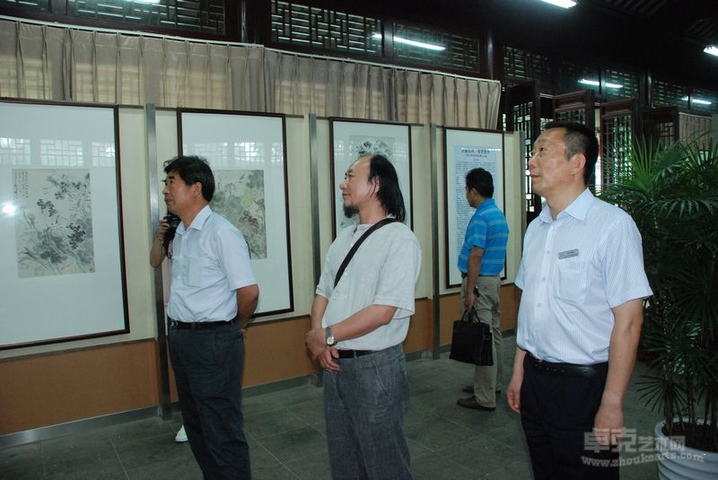 苏州市园林局局长参加洪大亮画展开幕式并欣赏画展。左起苏州园林局局长衣学领、画家洪大亮、拙政园管理处主任刘金德