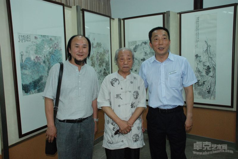 苏派画家张继馨先生来画展，左起洪大亮、张继馨、拙政园管理处刘金德主任