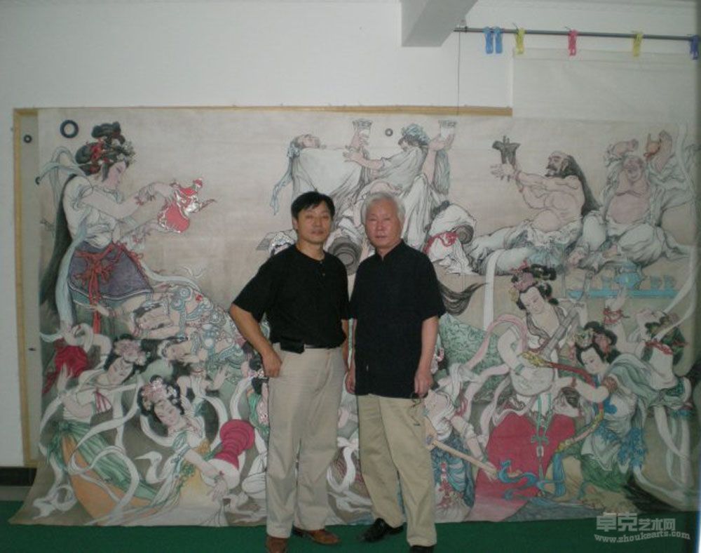 与画家胡华勇先生在画室中合影
