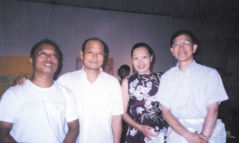 04年上海美术馆画展，陈均德，周长江在画前合影