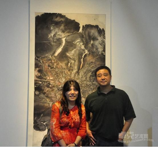 著名美术理论家,深圳关山月美术馆研究员张新英在郑忠水墨作品前与郑忠交流后合影