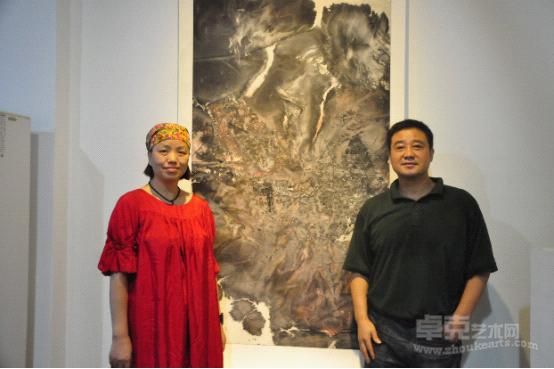 上海辉轩公关顾问公司唐董与画家郑忠在郑忠水墨作品前留影