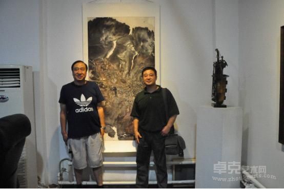 原中国广播艺术团电声乐团团长.著名表演家,张友亮来看望家乡人南通画家郑忠的水墨作品.