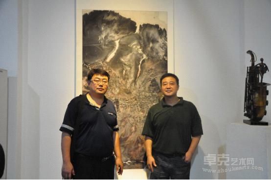 韩国艺术家<当代艺术展>组委会委员郑根浩与郑忠在<谷音系列>