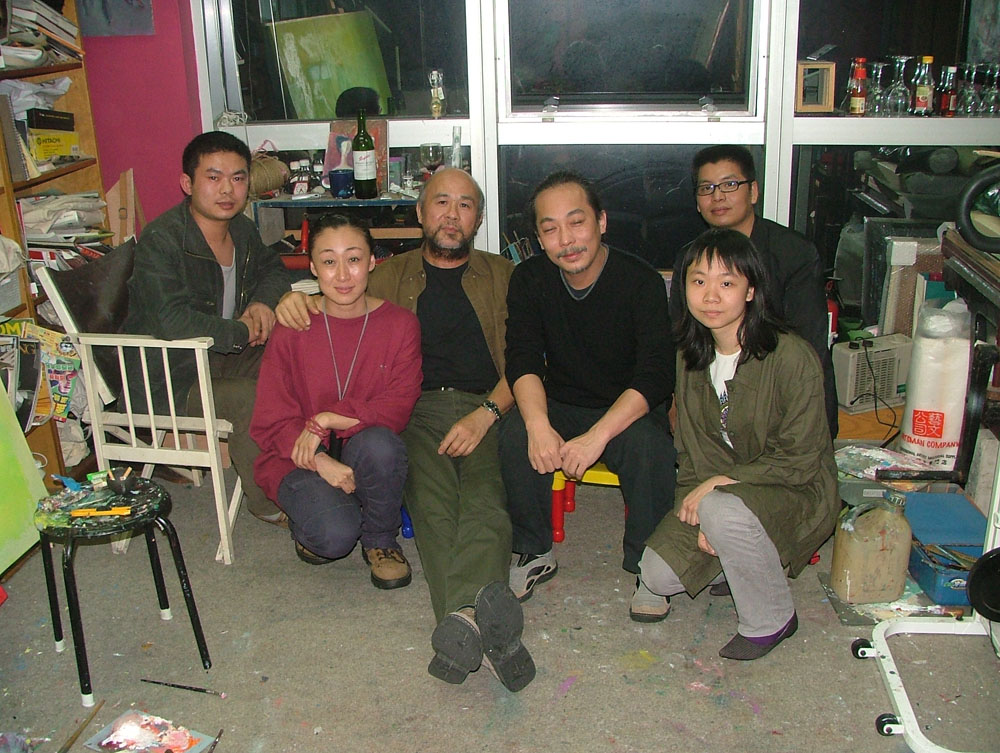 2005年与陈海导师和同学在香港艺术家吴松工作室