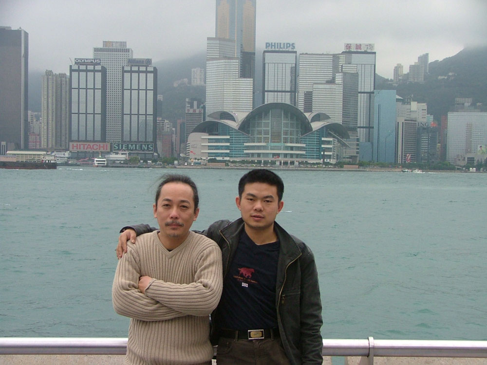 2005年与香港艺术家吴松在维多利亚港