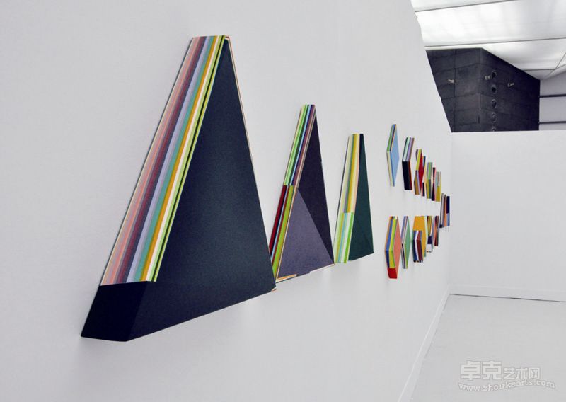 《游走在边缘》 65cm×65cm×65cm×6 综合材料 2012年 文丽