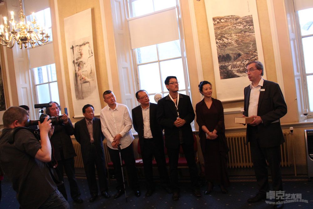 2012年8月5日英国爱丁堡皇家学会视觉中国欧洲行水墨展览现场，左上国画《故国京梦002》为陈可之作