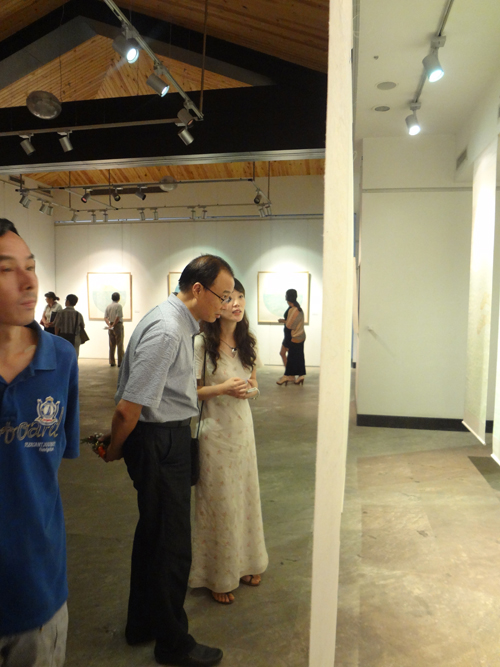 湖北美术学院副院长陈孟昕先生在李戈晔的作品前