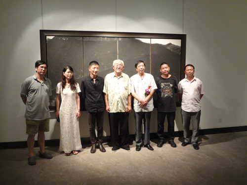 参展艺术家与著名艺术家周韶华先生合影