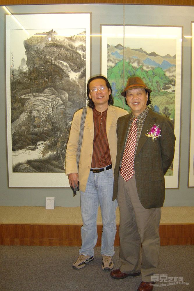 陪同中国美协副主席尼玛泽仁观看自己参加中国美协首届山水画双年展作品（左幅）