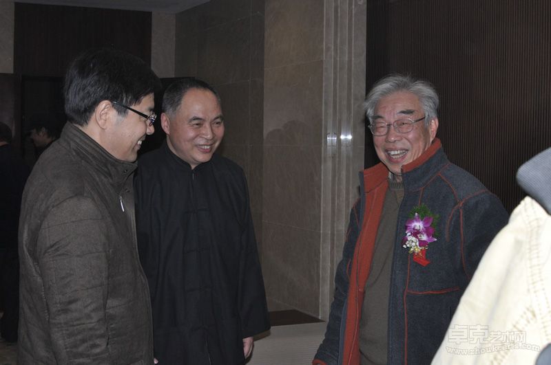 肖丰与东北大学校长丁烈云（左）、原湖北美术学院院长唐小禾（右）在展览开幕书上。