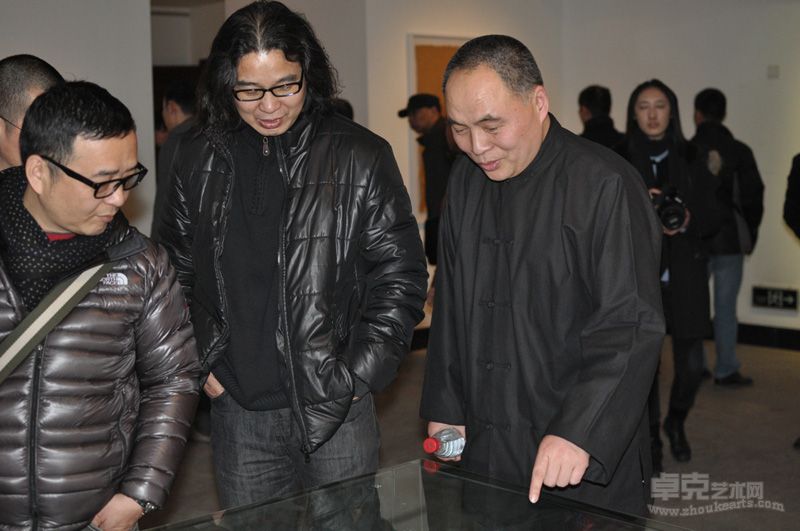 肖丰与魏光庆（左）、袁晓舫（中）在展览开幕式