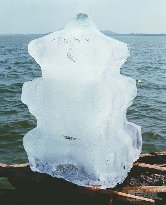《精神的隐退：东湖冰雕NO.1》，装置，2000年
