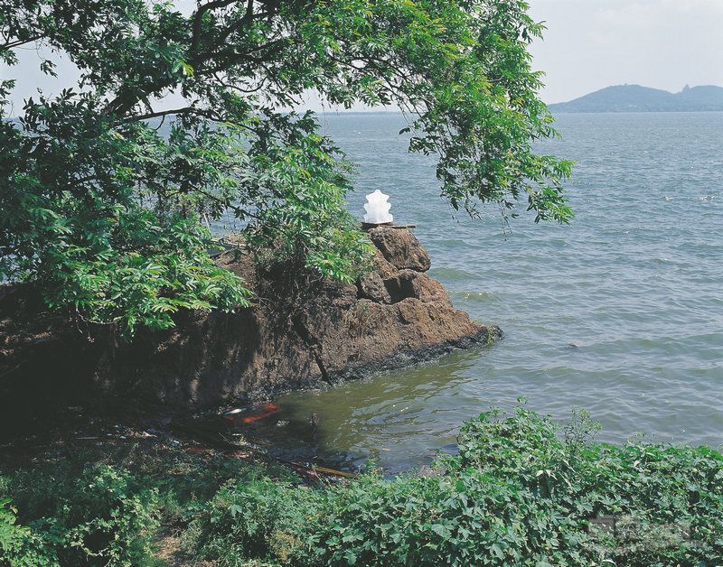 《精神的隐退：东湖冰雕NO.2》，装置，2000年