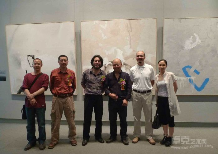 广州美术学院院长黎明和美术馆馆长左正尧和参展艺术家合影