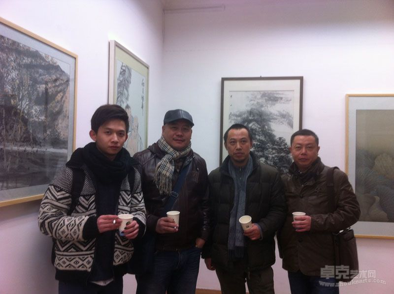 薛军与吴容光杨凡等在《我们的孩子》展览现场