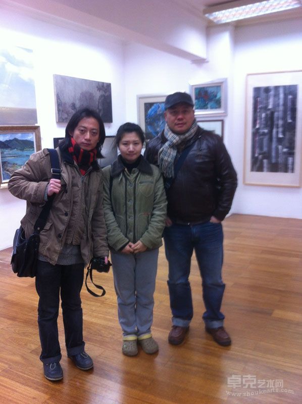 薛军（右）在刘洵夫妇《我们的孩子》的展览现场
