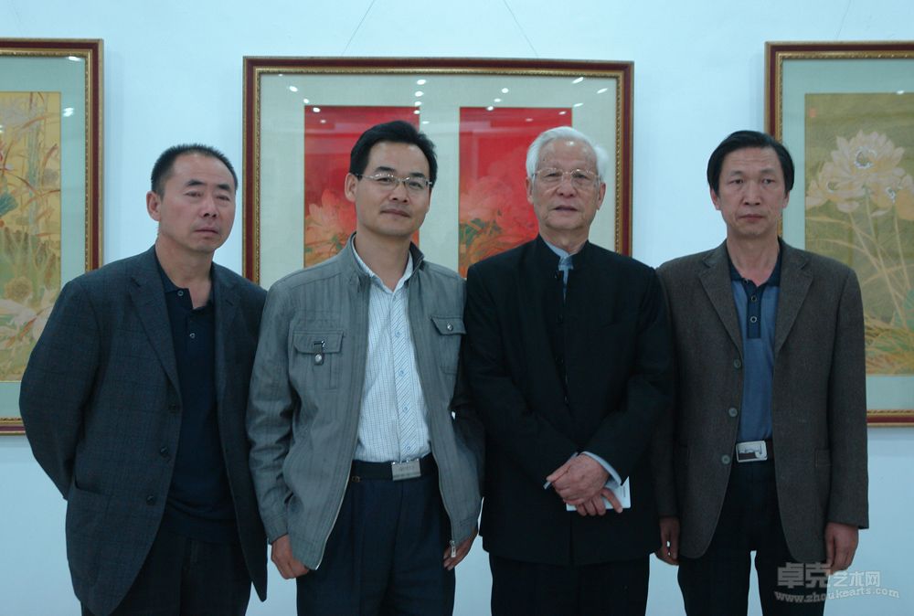 和著名画家杨志印在个人画展中合影