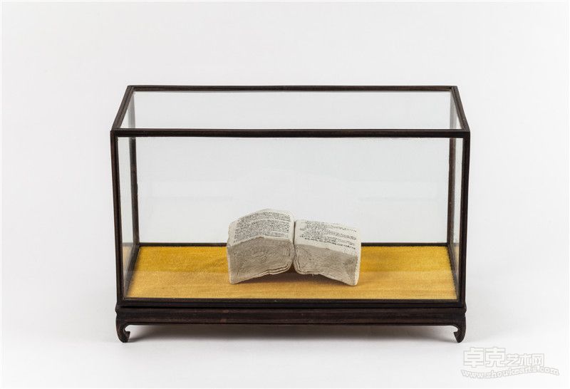 何迟《自传》 19.5×40.5×25.7cm 装置 卫生纸卷 水墨 鸡翅木玻璃罩 2004年