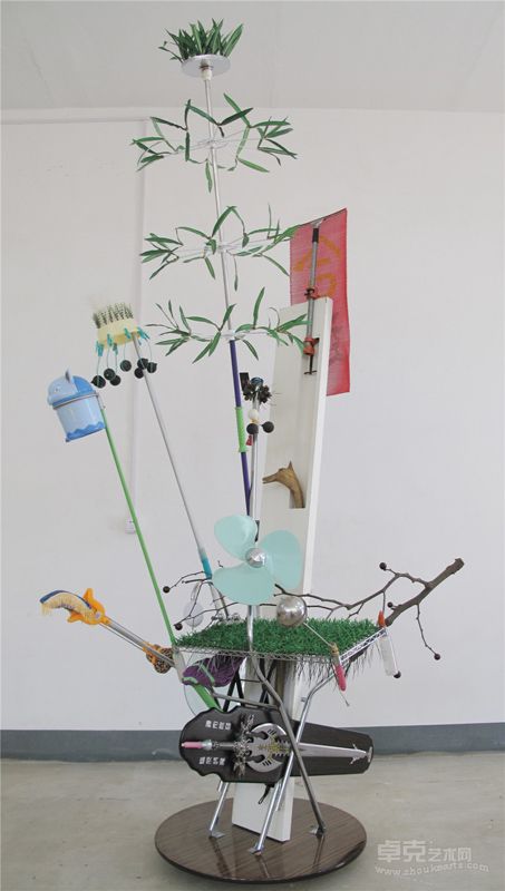 梁硕 临时结构混合材料 380x200x200cm 2009-2012年
