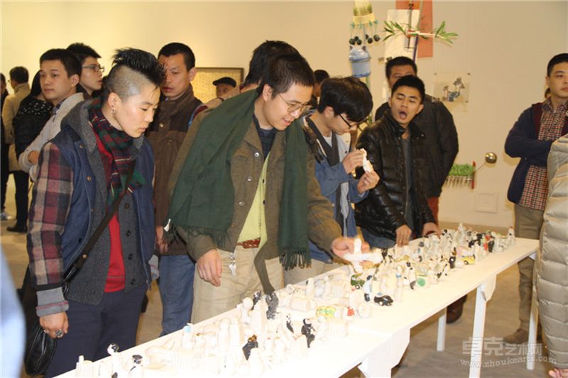 展览开幕现场，朋友们在把玩作品“叽咕叽咕”