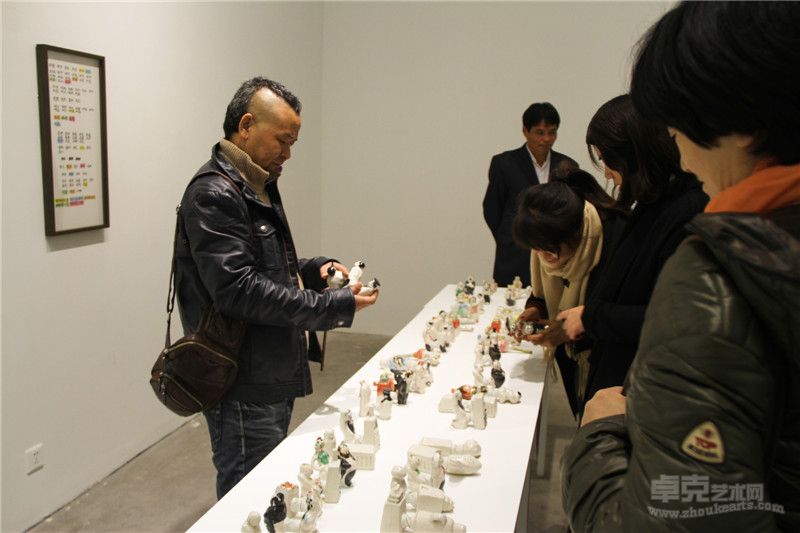 艺术家琴嘎在开幕现场