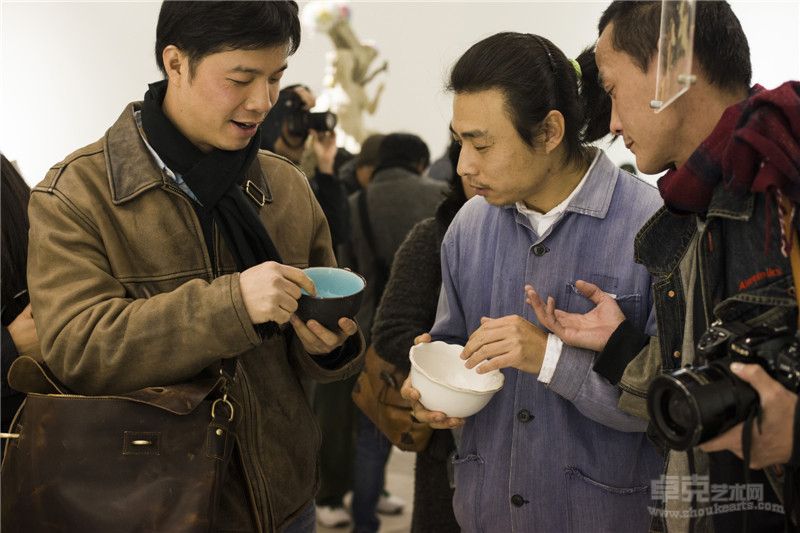 艺术家梁硕在“卖怪乞讨”
