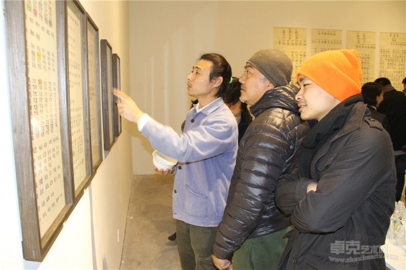 艺术家梁硕为朋友介绍作品