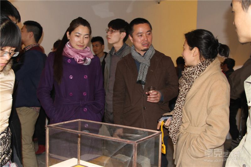 艺术家何迟为朋友讲解作品