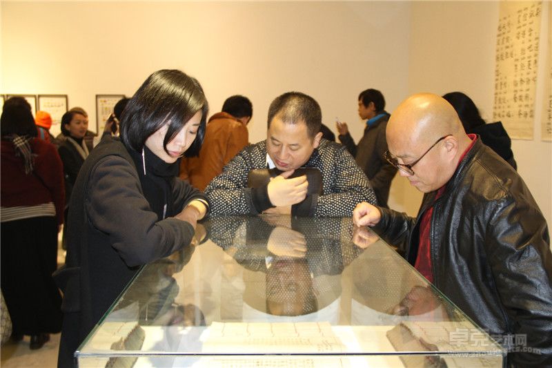 唐人当代艺术中心负责人郑林在观看作品