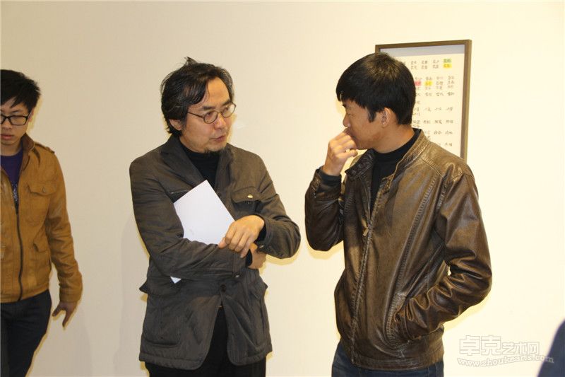 策展人戴卓群与朋友