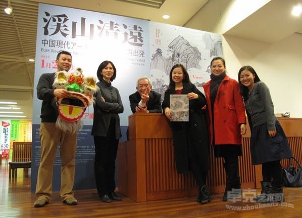 展览工作人员合影。左起：大野和则ONO Kazunori、拉挽猜哥寿子RAWANCHAIKUL Toshiko、安永幸一YASUNAGA Kouichi、吕婧、李娟、柏尾沙织KASHIO Saori