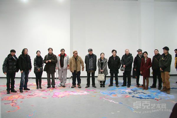 开幕现场重要嘉宾围绕作品合影